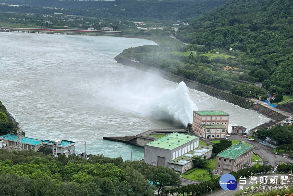 海葵颱風來襲，石門水庫進行調節放水確保安全。