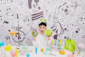 日本KOM與知名插畫家「KINGJUN」攜手合作推出限量版可微波不鏽鋼便當盒。（圖／業者提供）