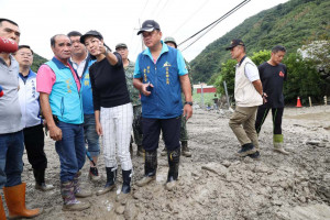 信義鄉東埔村投95線爆發土石流阻斷交通的現場，許淑華縣長及眾多受災鄉親都到場陪同或關心反映問題。（圖/南投縣府提供）