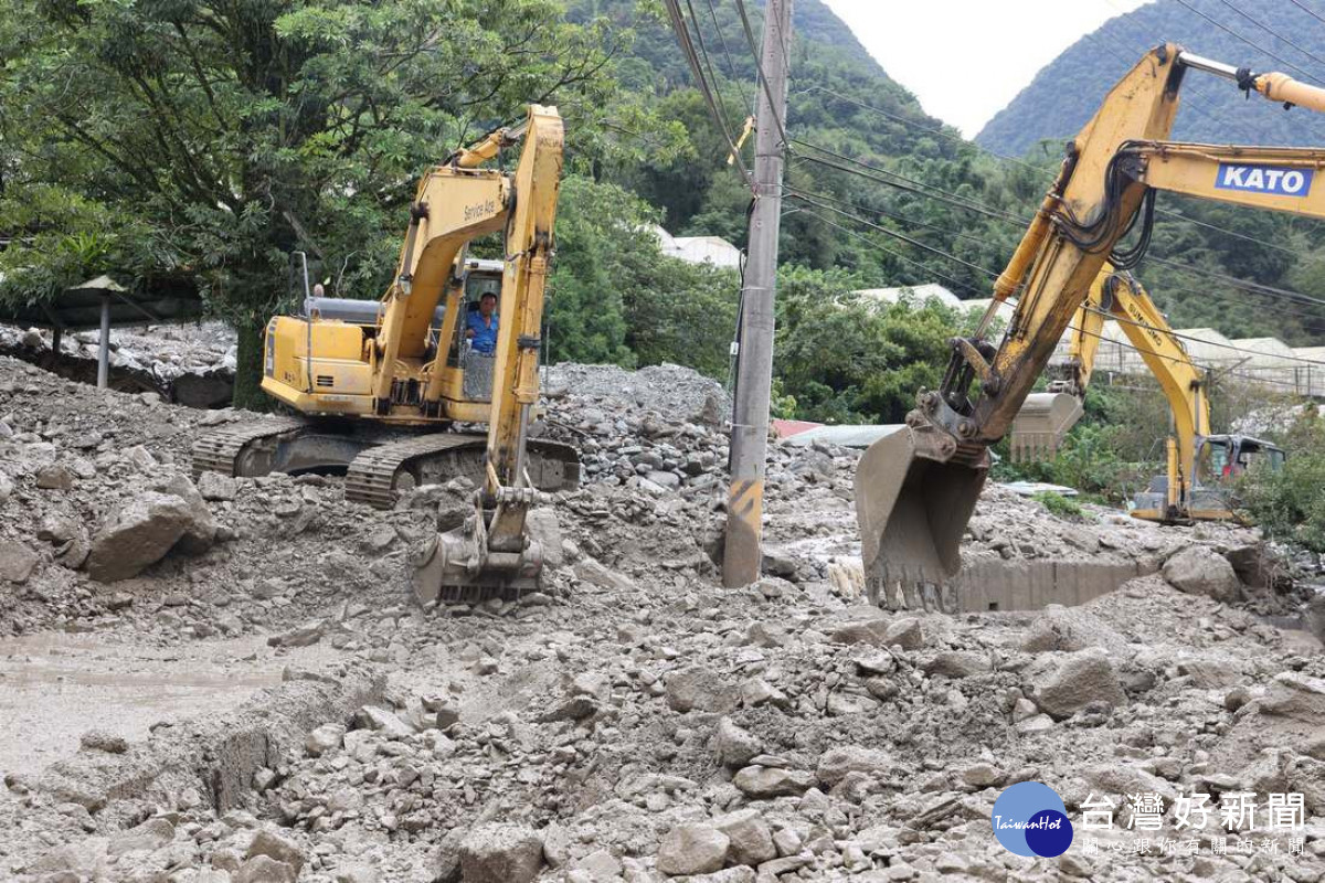 東埔投95線土石流，現場已由三部大型挖土機清除土泥搶修中。（圖/南投縣府提供）