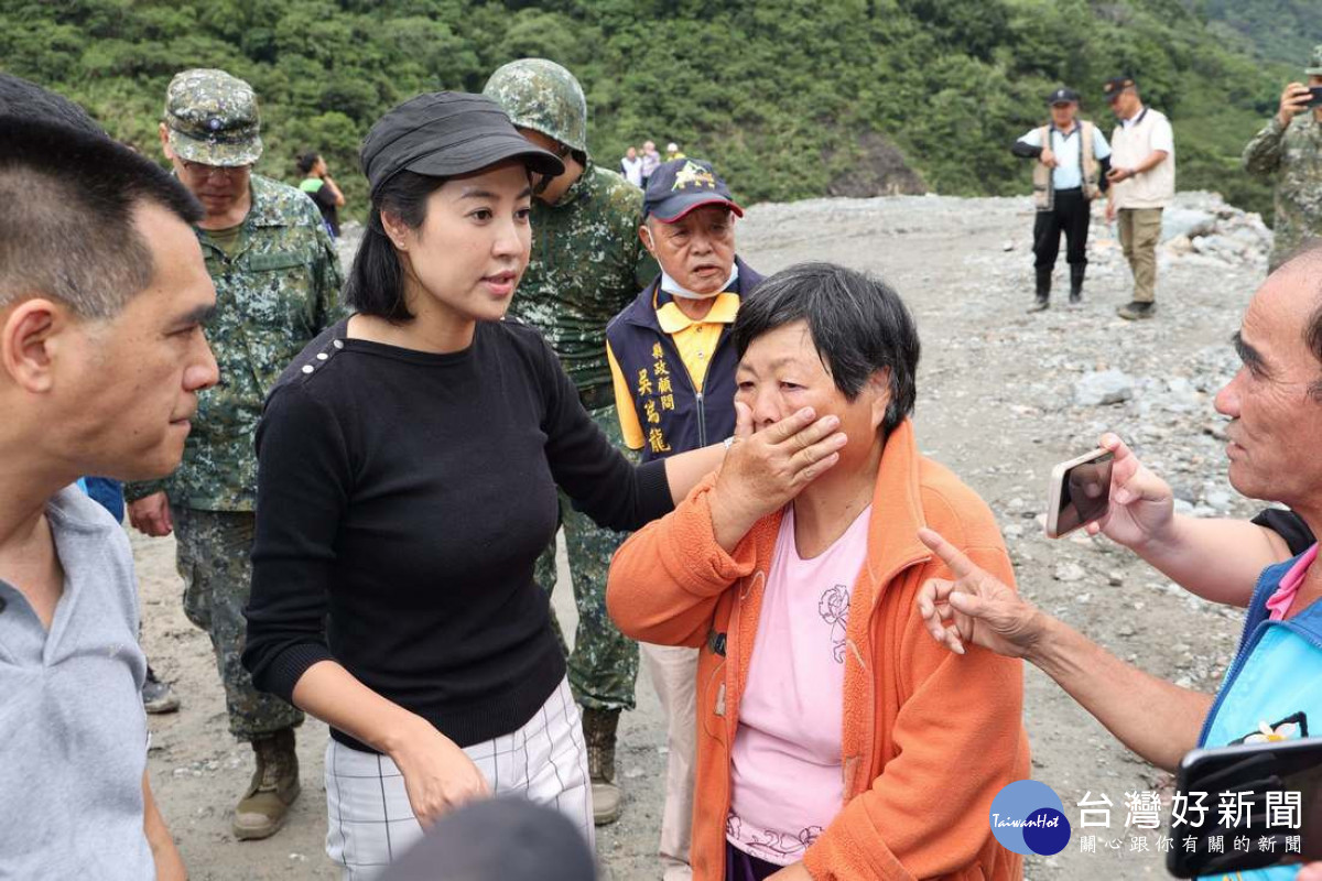 一位住在溪畔的純吉茶莊許姓婦人，聽說許縣長前來勘災，穿著拖鞋撐著枴杖趕來陳情並頻頻拭淚。（圖/南投縣府提供）<br />
<br />
