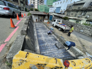 延平路明渠段以混凝土加蓋，並預留清理口，以利後續渠道的清淤維護作業。