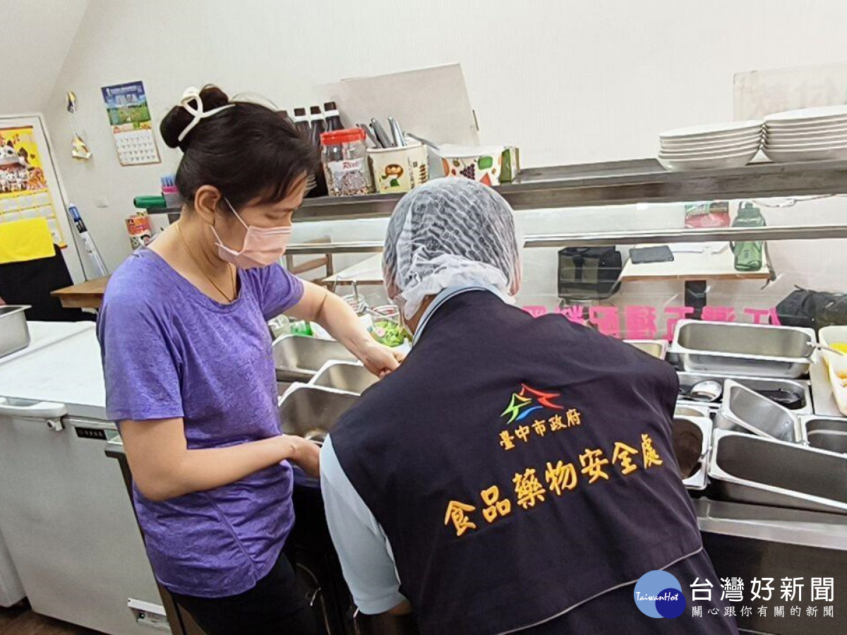 食安處稽查員進行冰品配料抽驗