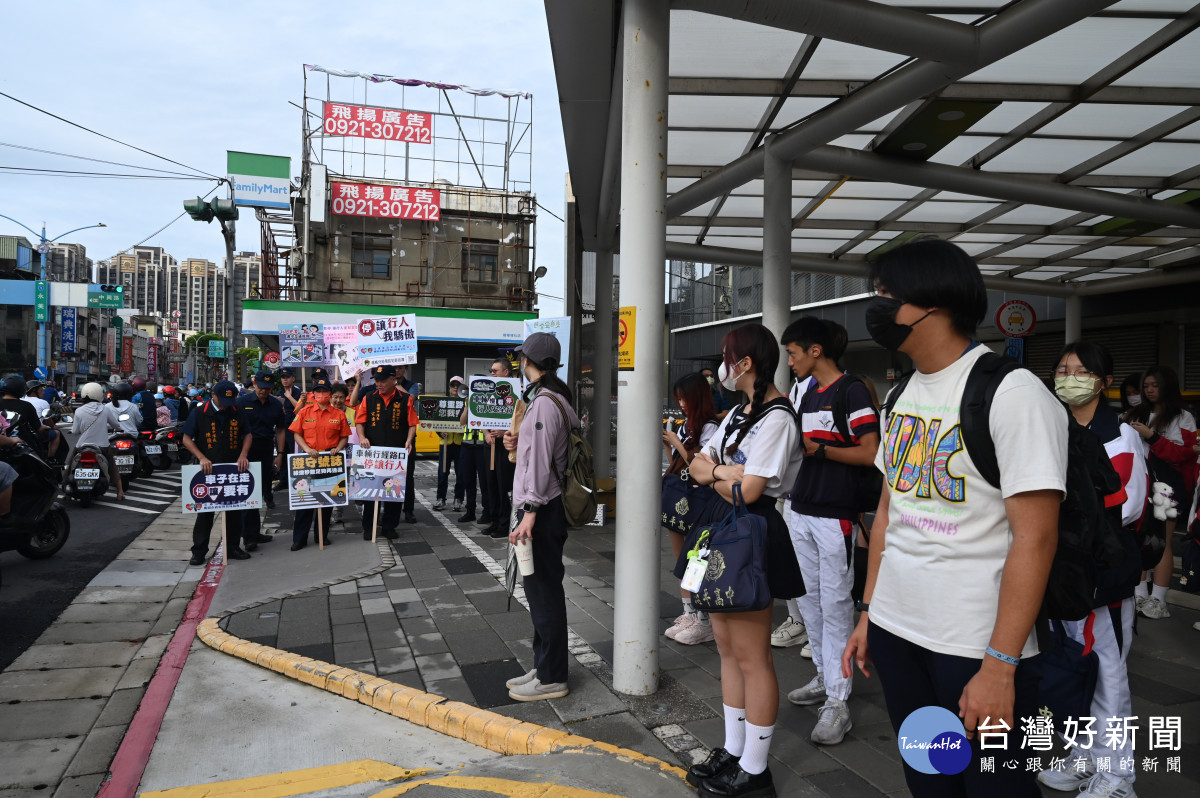 楊梅警分局提醒駕駛人「車輛慢看停、行人安全行」，以降低行人交通事故的發生。