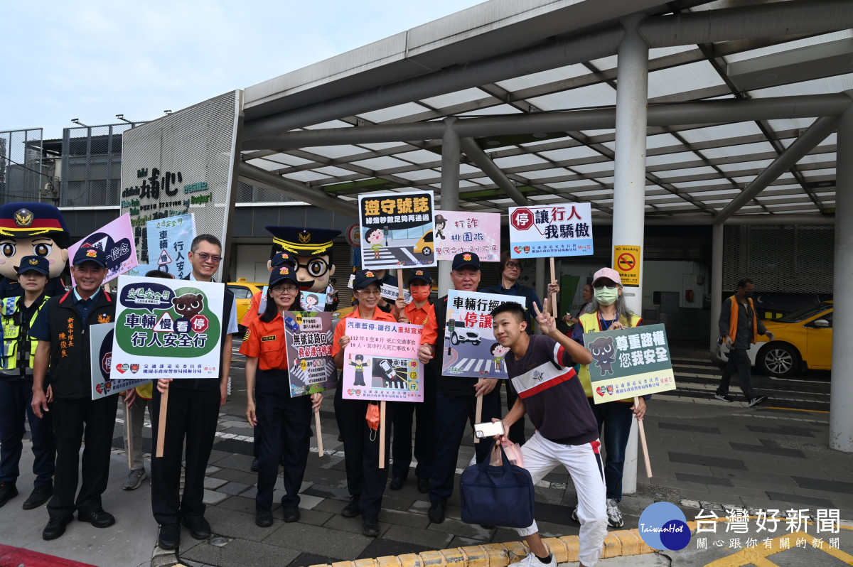 楊梅警分局提醒駕駛人「車輛慢看停、行人安全行」，以降低行人交通事故的發生。