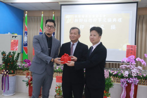 南投縣團委會總幹事邱冠彰（左）將印信交予李明組。（記者扶小萍攝）