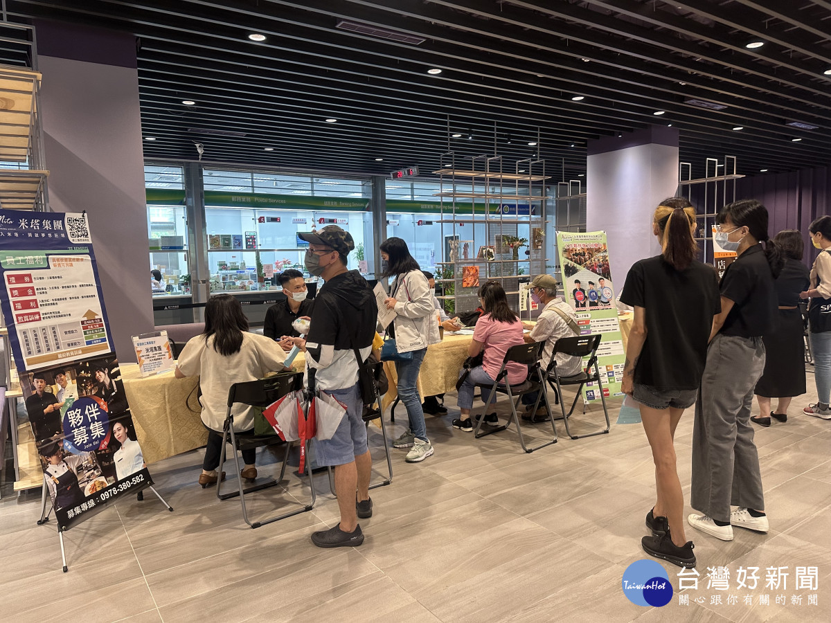 徵才活動吸引求職民眾參與。<br /><br />
