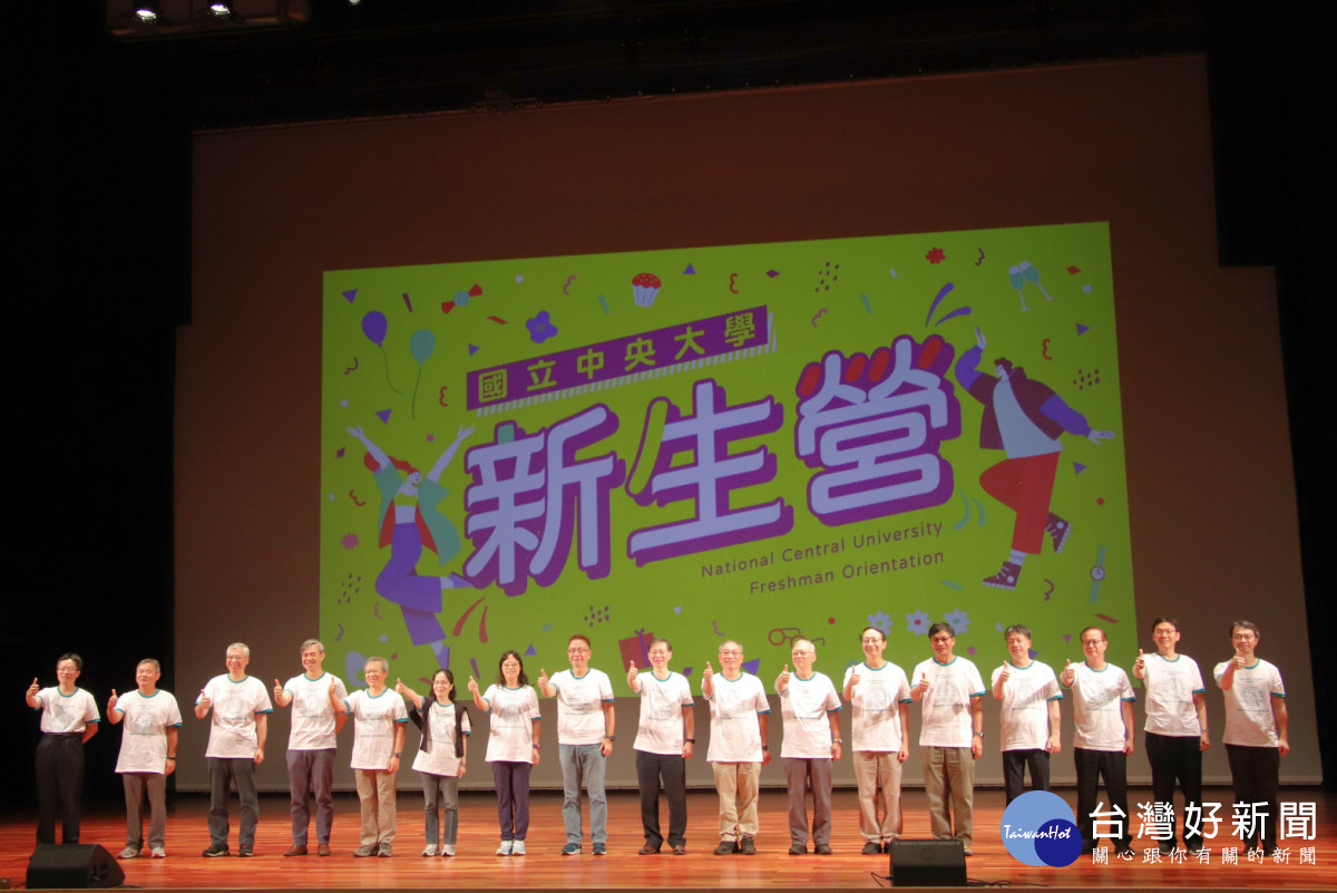 新生營逐一介紹主管，讓同學們更認識校內師長。