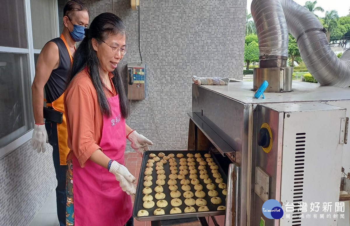 「長榮愛起飛~榮家藝起動」　自助手作坊教導長輩製作桃酥餅乾