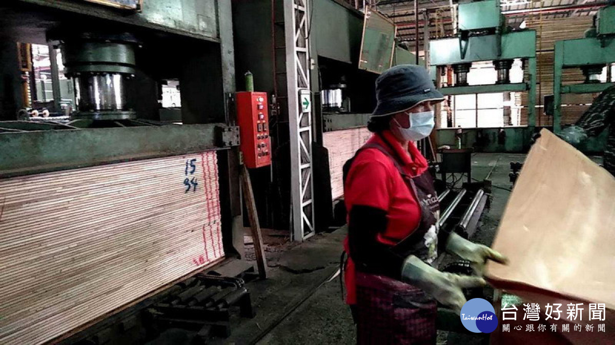 ▲雇主運用「高齡者僱用獎助措施」,透過公立就業服務站推介僱用高齡勞工,每月可獲得1萬5千元補助。