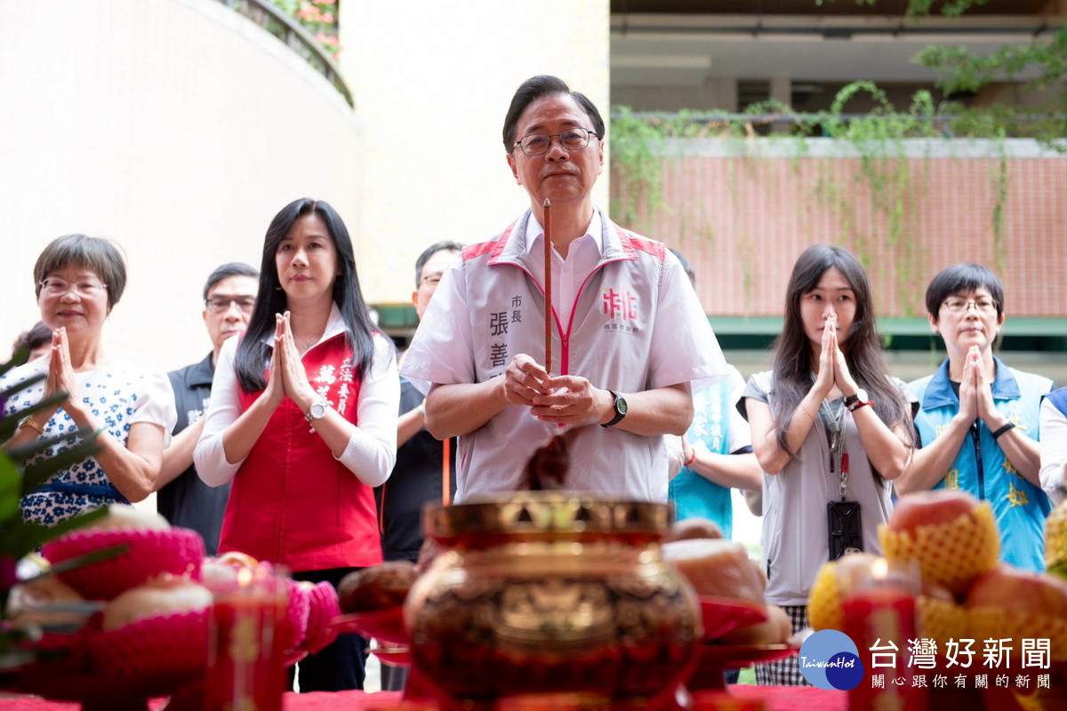桃園市長張善政於龍山國小春風樓校舍重建開工動土典禮中焚香祈祝工程順利。<br />
