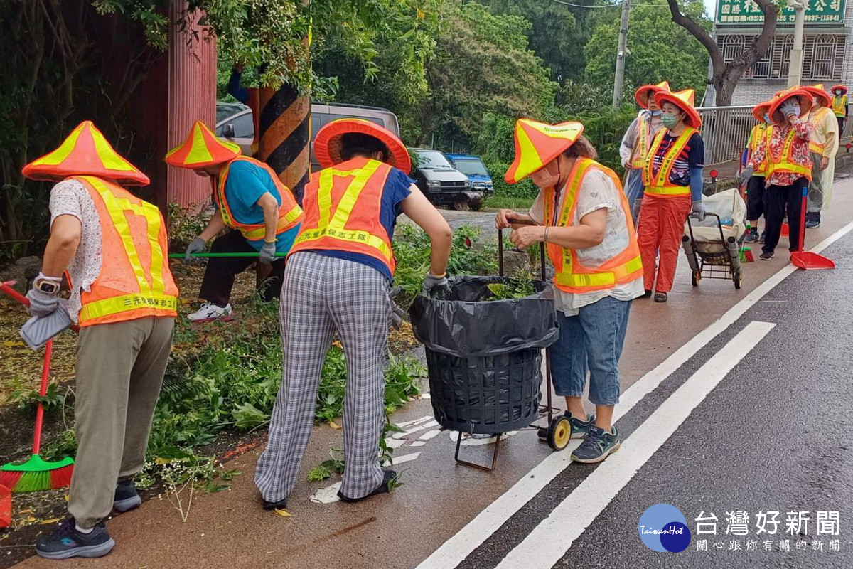 桃園環保局展開颱風過後加強清除病媒蚊孳生源作業，以防堵登革熱疫情。