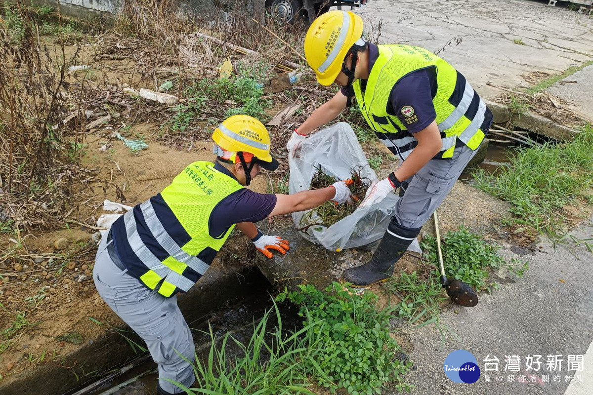 防堵登革熱，桃園市政府環保局總動員加強清除病媒蚊孳生源作業。