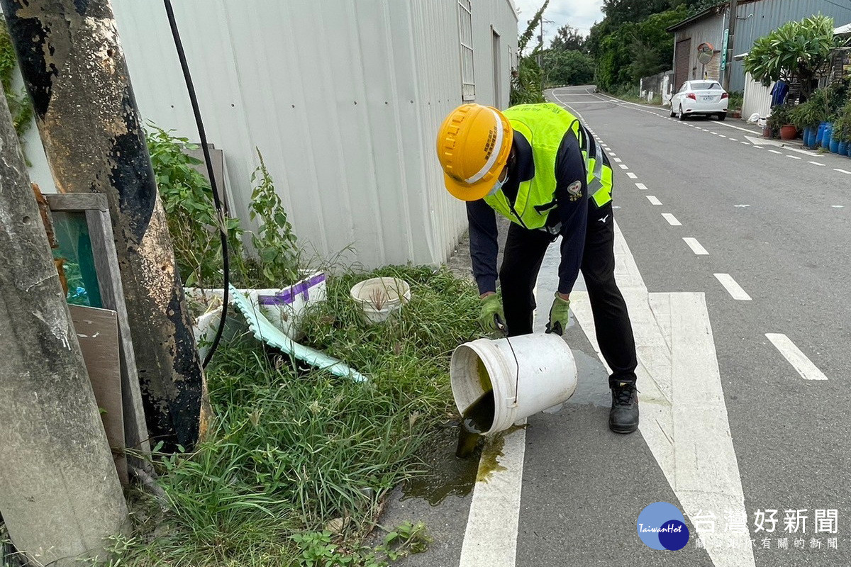 防堵登革熱，桃園市政府環保局總動員加強清除病媒蚊孳生源作業。