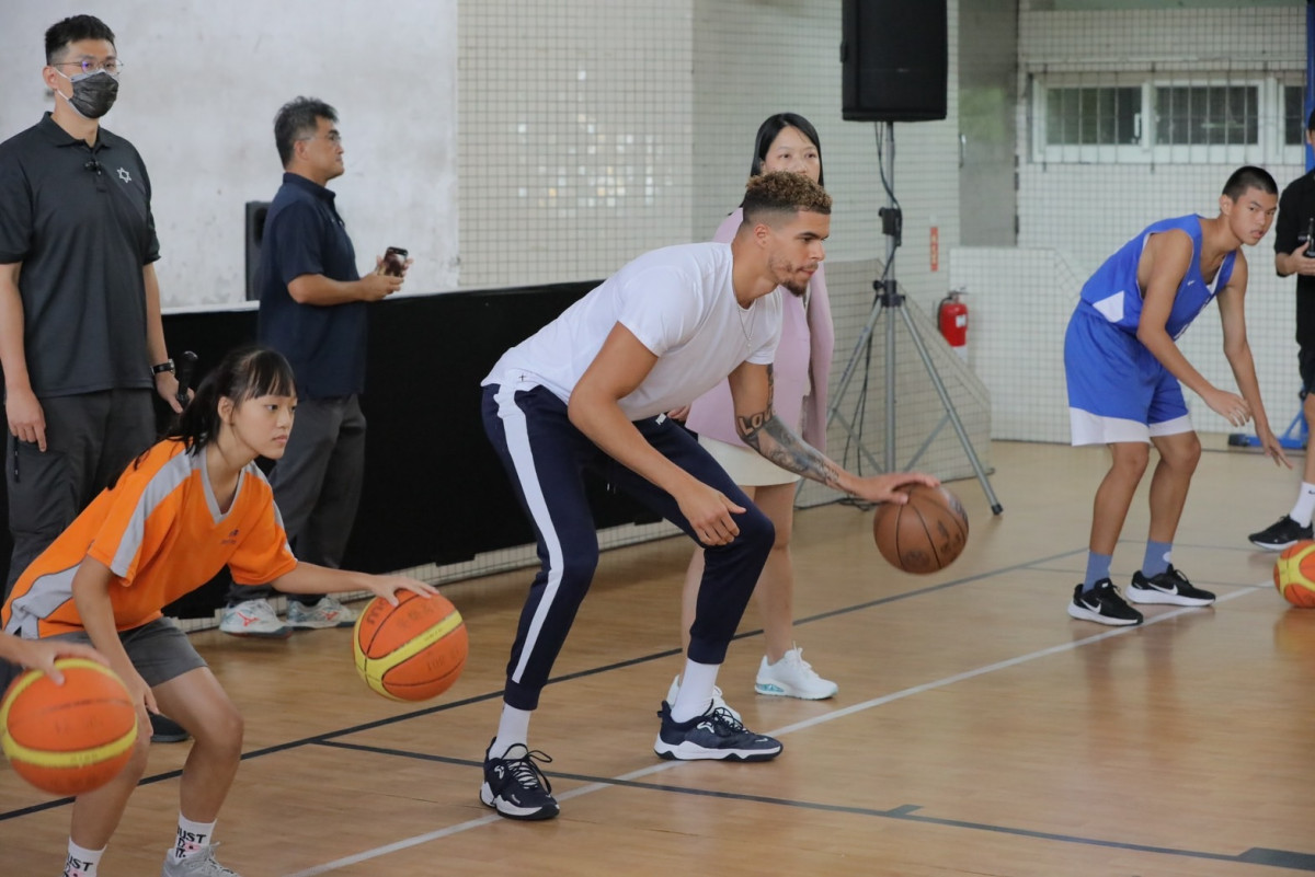 小波特指導球員技巧，並親自示範進行交流（圖／基隆市府觀銷處新聞科）