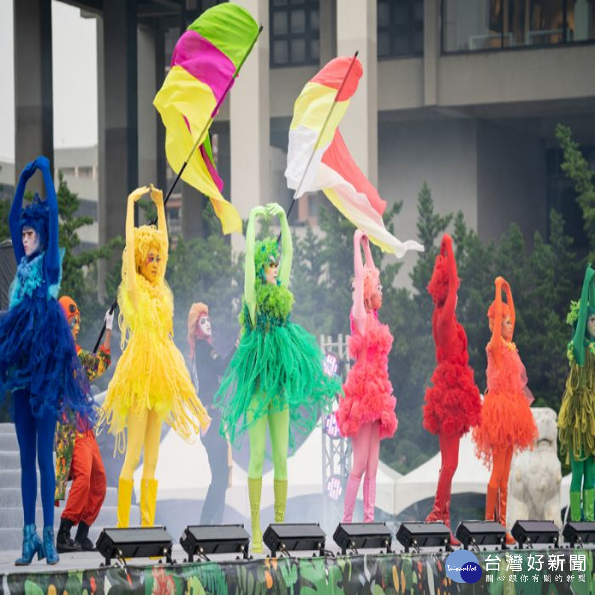 繁花公主帶領的花族，與SOHO猴王帶領的猴族，開開心心的居住在「歡猴島」上。