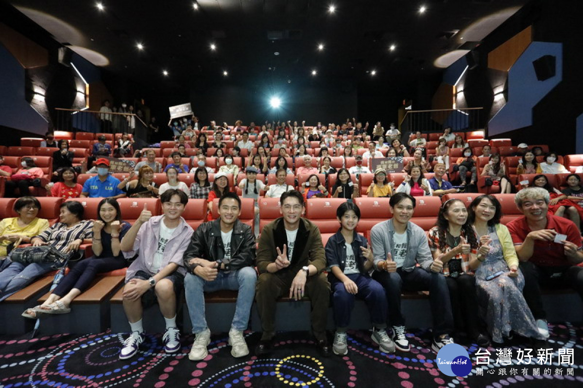 ▲高雄出身的新銳導演張書瑋率領主演陣容溫昇豪、陳澤耀、陳少卉「回老家」,在高雄喜樂時代總圖店盛大舉辦首映會活動。