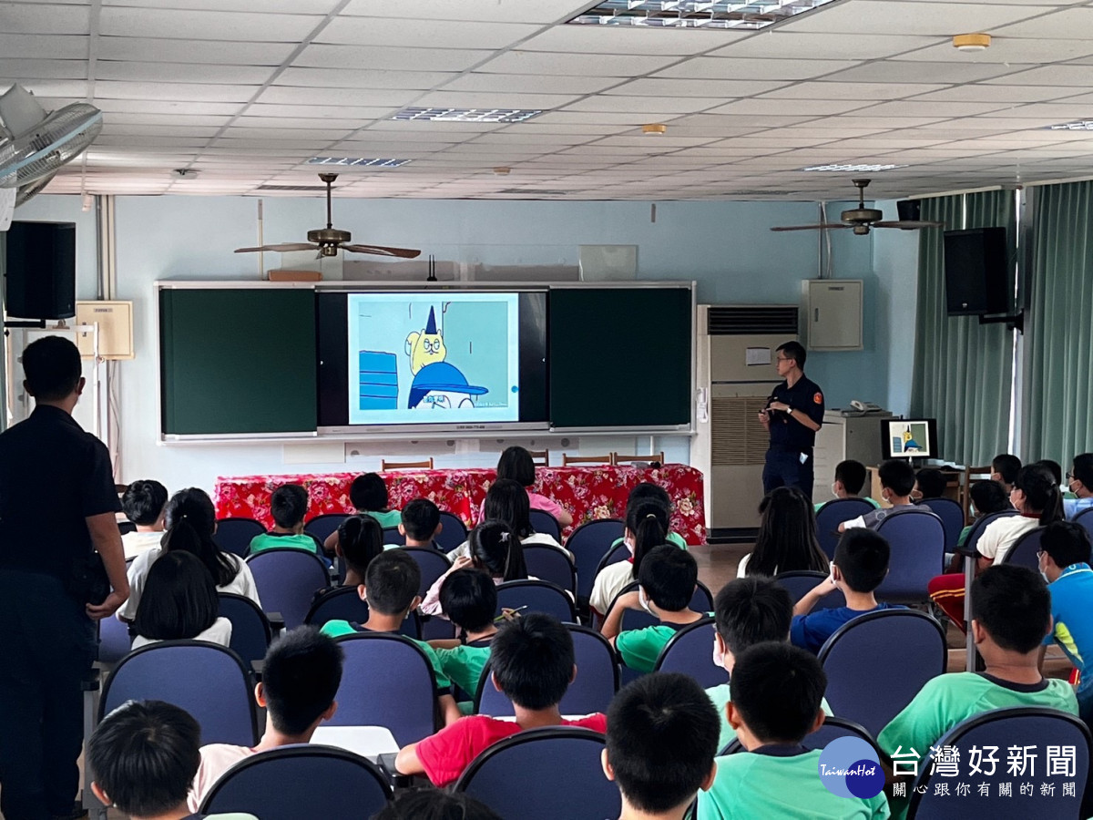 楊梅警方校園宣導防詐、保護婦幼及交通安全。