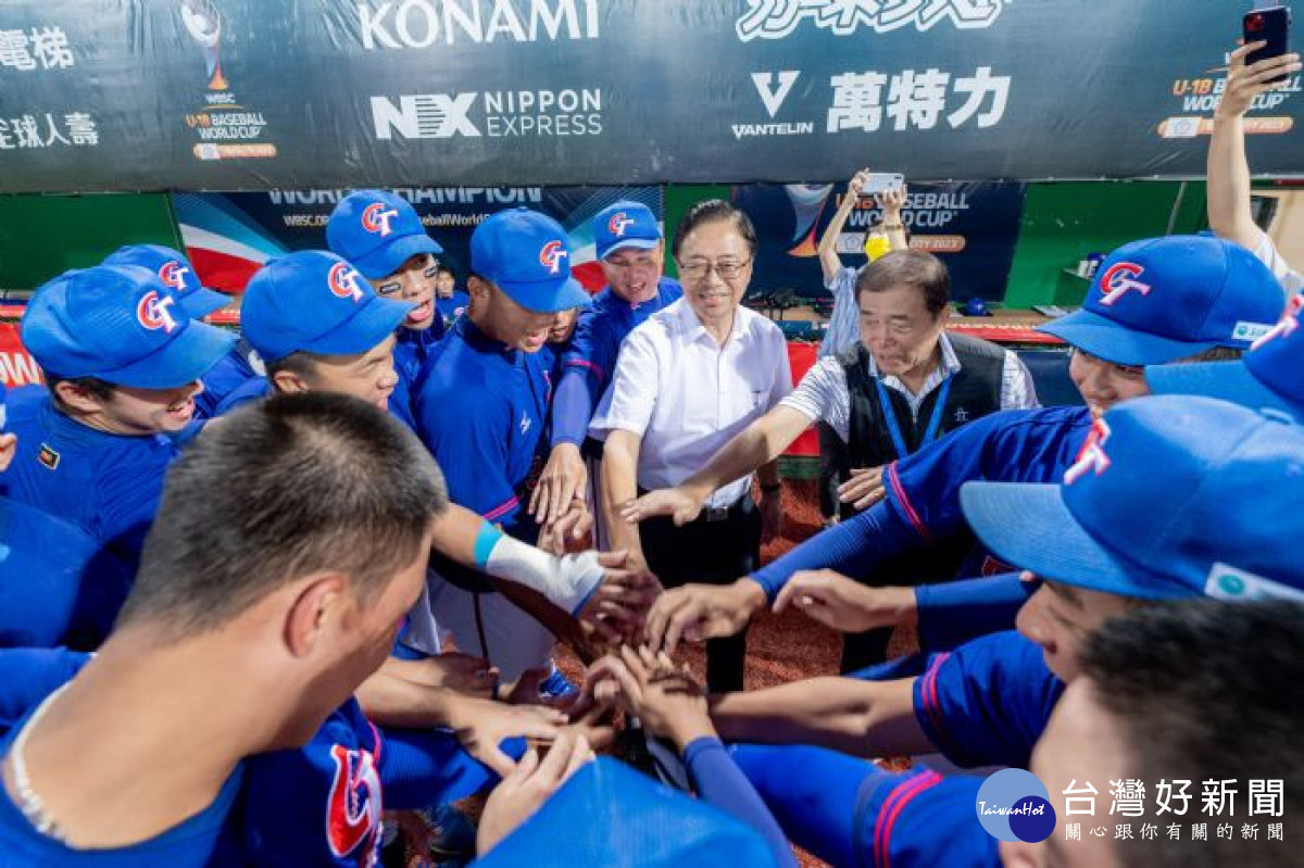 張市長在賽前到休息區為中華隊的球員們加油打氣。