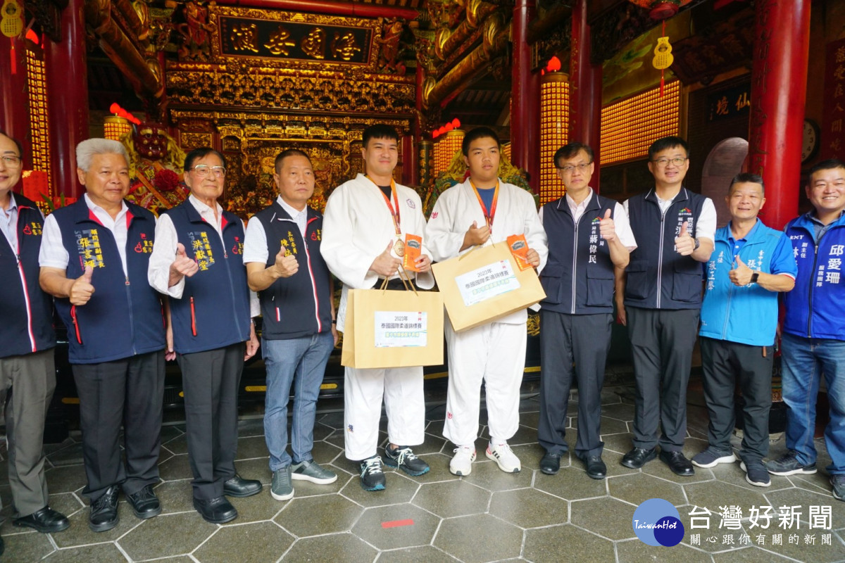 豐原國中柔道角力隊遠征泰國國際柔道錦標賽，徐建安榮獲男子組第九級冠軍，游傑鈞榮獲男子組第十級亞軍。