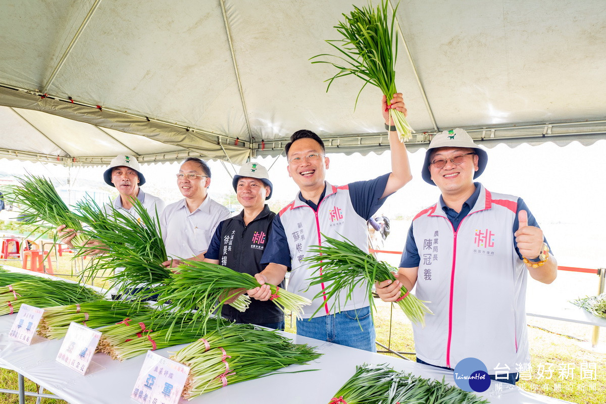 桃園市副市長蘇俊賓出席「112年度水岸韭菜花季」開幕活動。