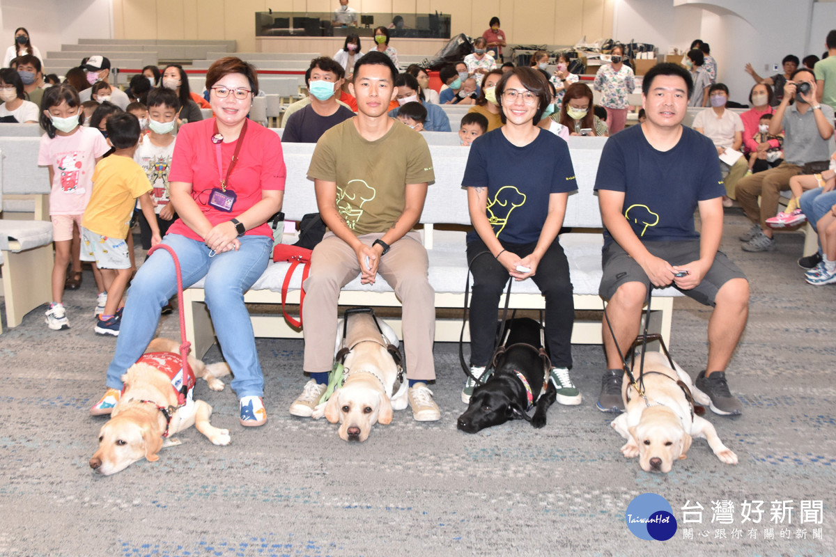 彰基兒醫醫療輔助犬亞瑟（左一）及台灣導盲犬協會狗天使受邀與孩子們同歡共樂。圖／彰基醫院提供