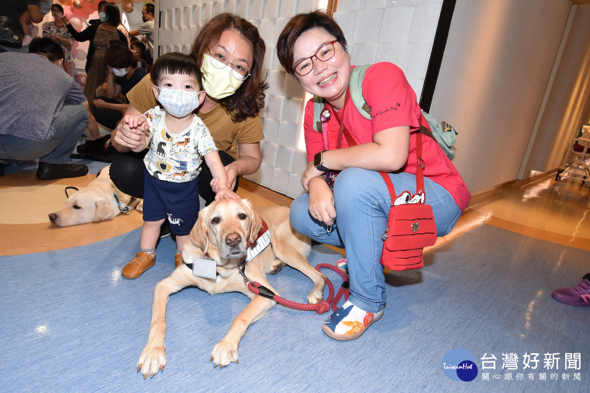 活動中，彰基醫療輔助犬亞瑟出任務，藉由狗醫生和早產兒家庭遊戲互動。圖／彰基醫院提供