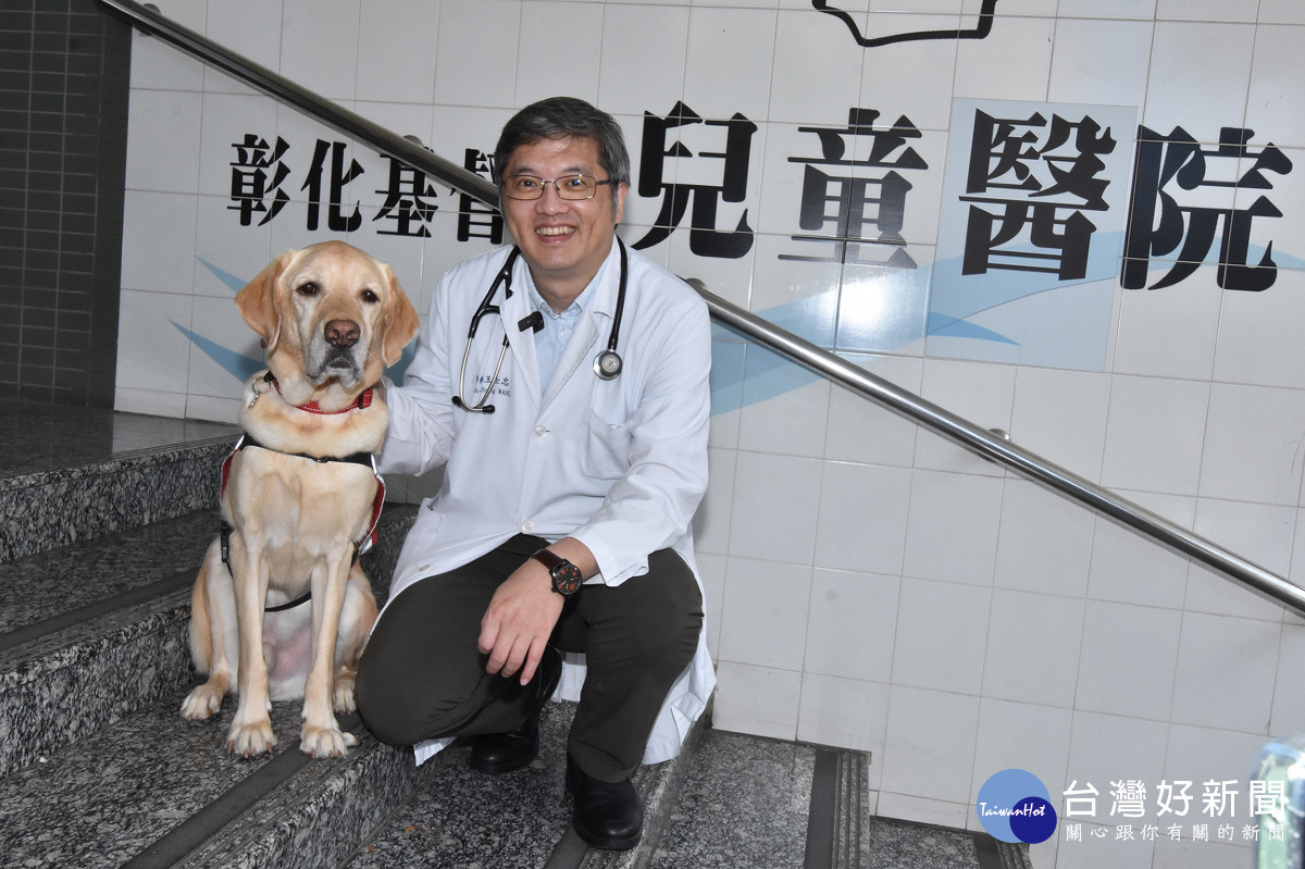 王士忠部長表示，希望藉由宣導活動讓更多人瞭解導盲犬、醫療輔助犬，並給予更多的支持與鼓勵。（左：醫療輔助犬亞瑟）。圖／彰基醫院提供