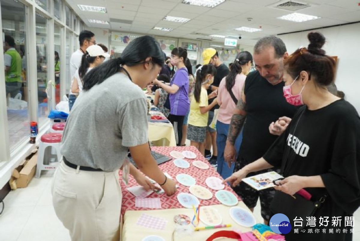 活動吸引超過200人參與，現場邀集11組社企團隊進行展攤。<br />
