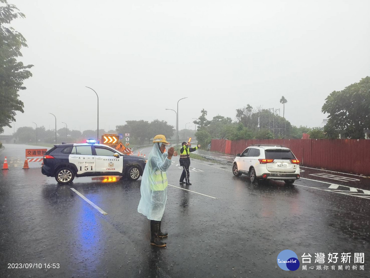 嘉義市北港路因大雨積水，警方實施交通管制／林詩涵翻攝