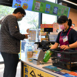 現年49歲的小靜姐透過勞動部「銀髮人才職場重返及見習活動」，克服對於職場的恐懼，穩定就業於全聯福利中心台南林森店