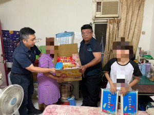 社區警政再出發，中壢警分局溫馨送暖助弱勢。