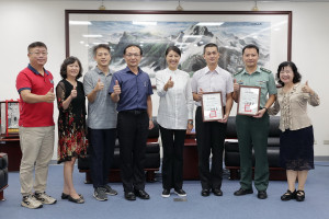 許縣長感謝林教官（右三）與劉教官（右二）對國防教育無私的貢獻。（縣府提供）