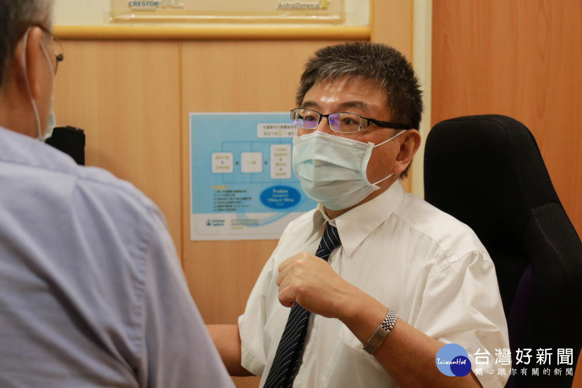 林茂仁主任提醒回診的病人注意不要久坐。