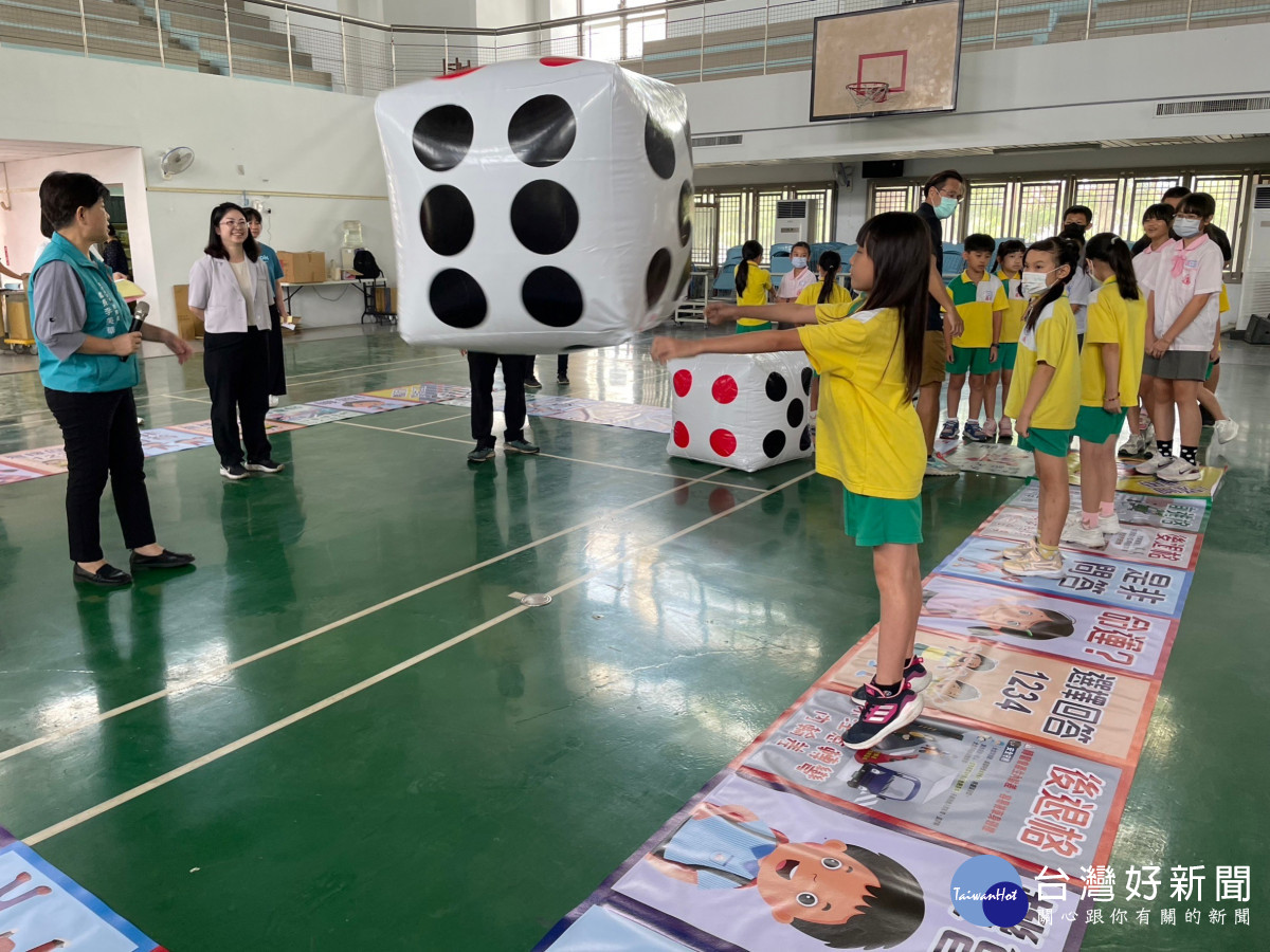 蒜頭國小設計真人版「交通安全大富翁」，透過遊戲強化學童對交通安全的認識／陳致愷翻攝