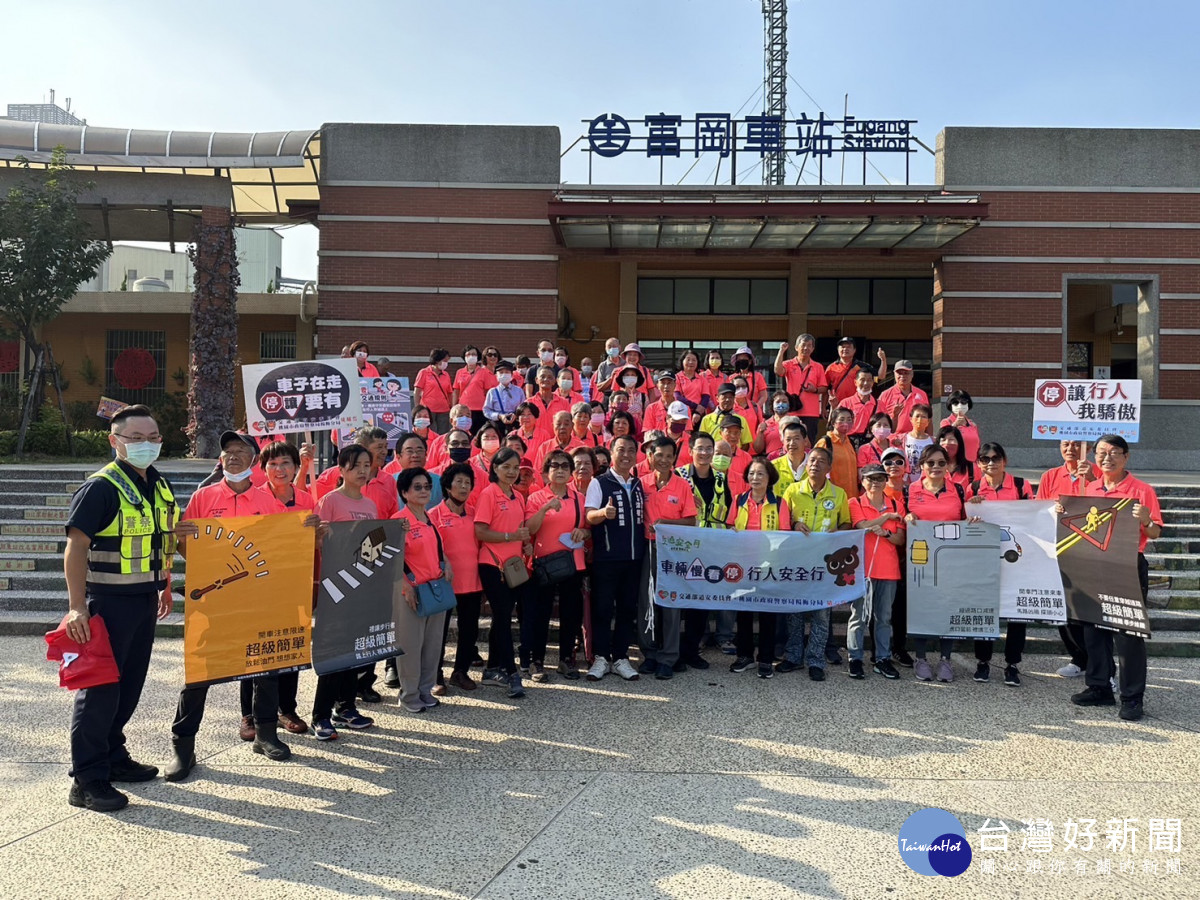 楊梅分局富岡派出所為落實推動社區警政再出發工作，至楊梅區長青會會員戶外觀摩活動宣導。<br />
