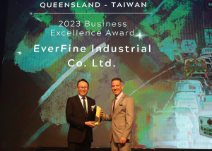 長豐智能科技公司董事長趙克中（左一）代表公司從澳洲昆士蘭州駐台代表劉培希手中領取獎座。