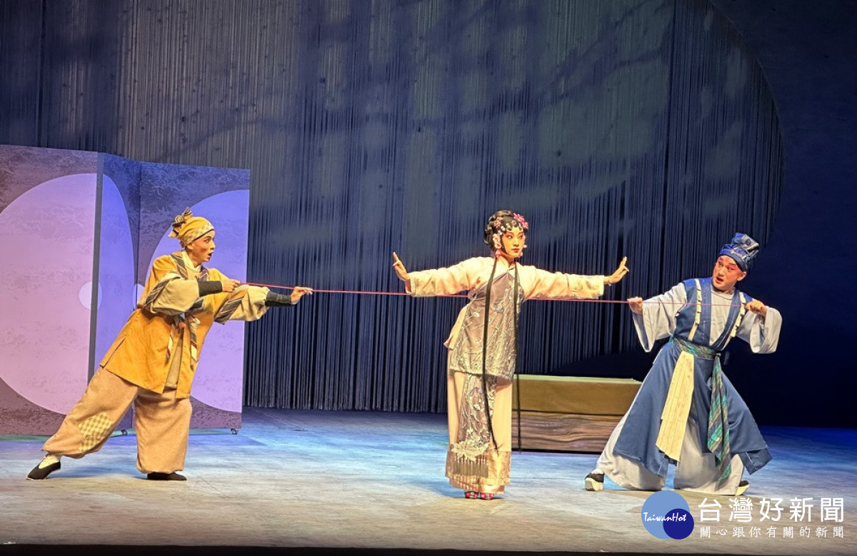 國光劇團這次演出的【魔幻雙齣】14日舉行記者會,演出片段。