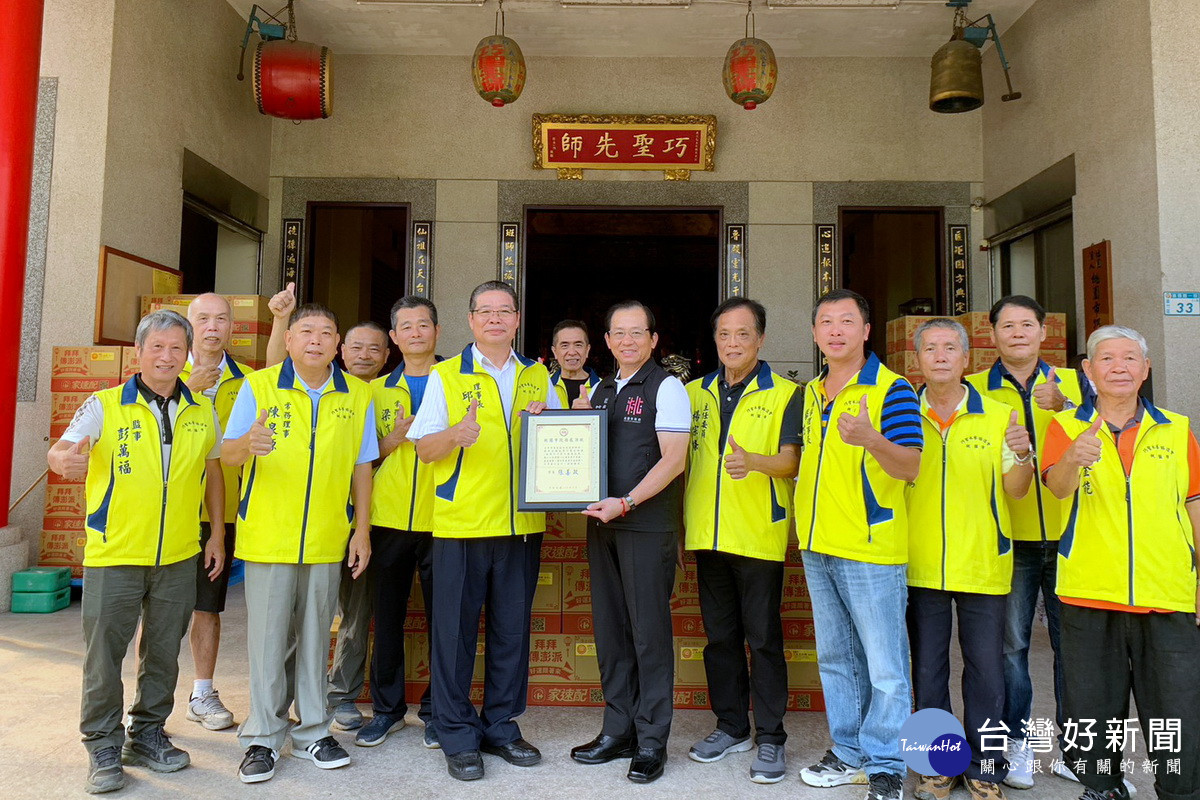 市府社會局長陳寶民致贈感謝狀給蘆竹巧聖先師廟。