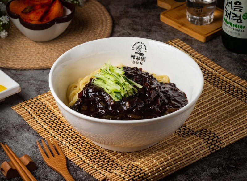 竹北美食推薦：「韓國人開的餐廳」《韓華園》韓式炸醬麵。圖源：韓華園