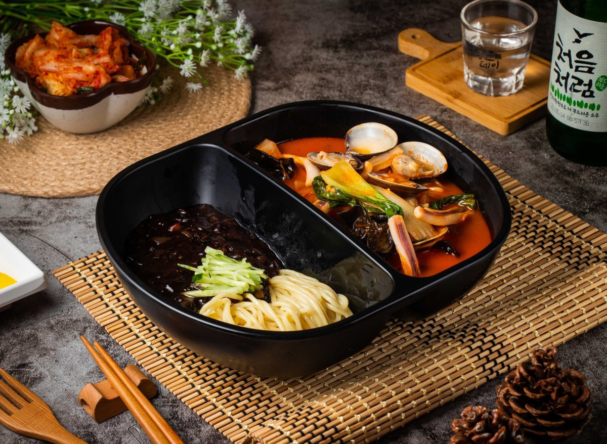 竹北美食推薦：「韓國人開的餐廳」《韓華園》半半麵。圖源：韓華園