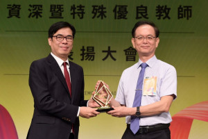 ▲高市府在社教館舉辦傑出教師表揚，陳其邁感謝教師春風化雨一生奉獻教育。