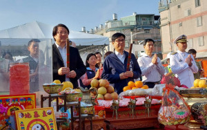 ▲陳其邁偕同林右昌，共同為濱海聯外道路南段工程(又稱新台17線)動土祁福。