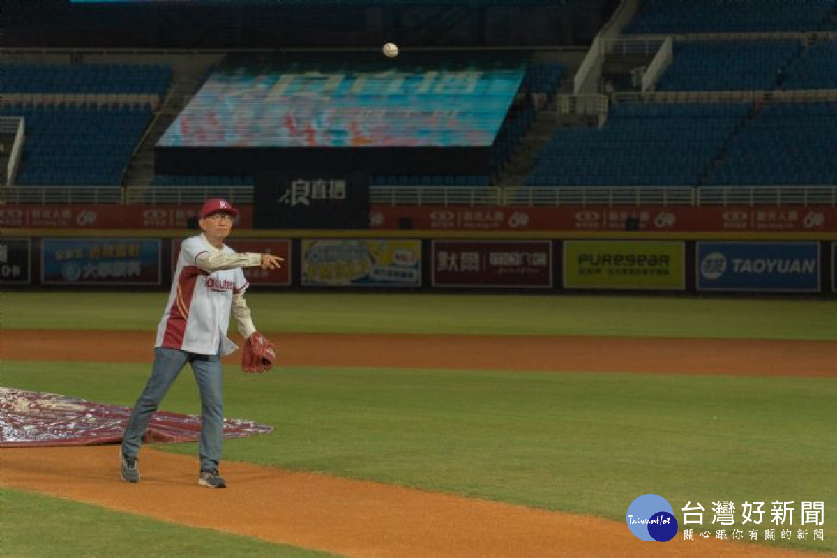 王副市長在樂天桃園棒球場為比賽開球。