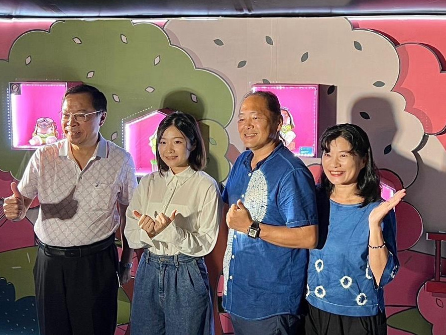 新光三越台南新天地展出新銳藝術家葉千華《蘿倫的生活小雀幸》