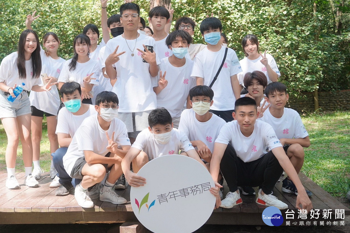 闖關學生進行團隊平衡體驗。