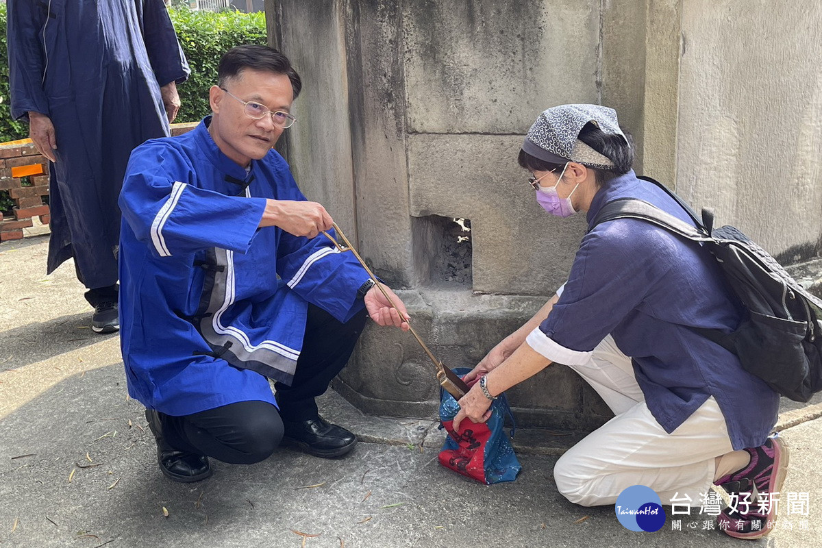 桃園市政府秘書長詹榮鋒取出聖蹟，準備將聖蹟送往二板橋。