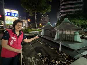 張芬郁議員批台灣大道上的湖心亭意象裝置「黯然失色」且髒亂。