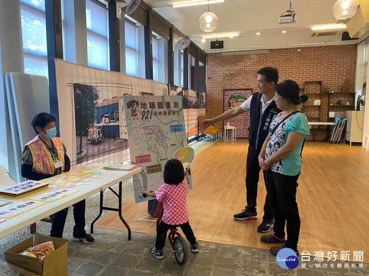 東勢地所陳應欽主任向民眾解說九二一地籍圖重測前後地段位置