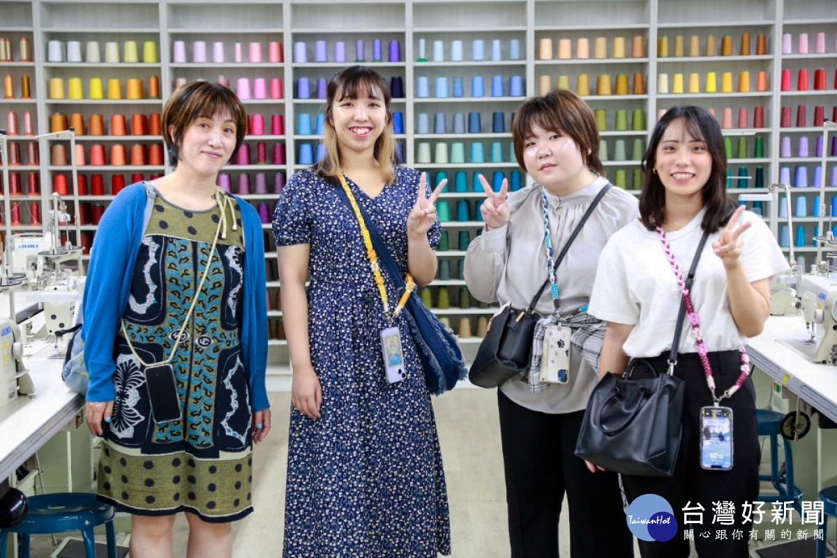 日本北海道札幌國際大學師生參觀服飾系服裝造型多功能專業教室。（圖/嶺東科技大學）